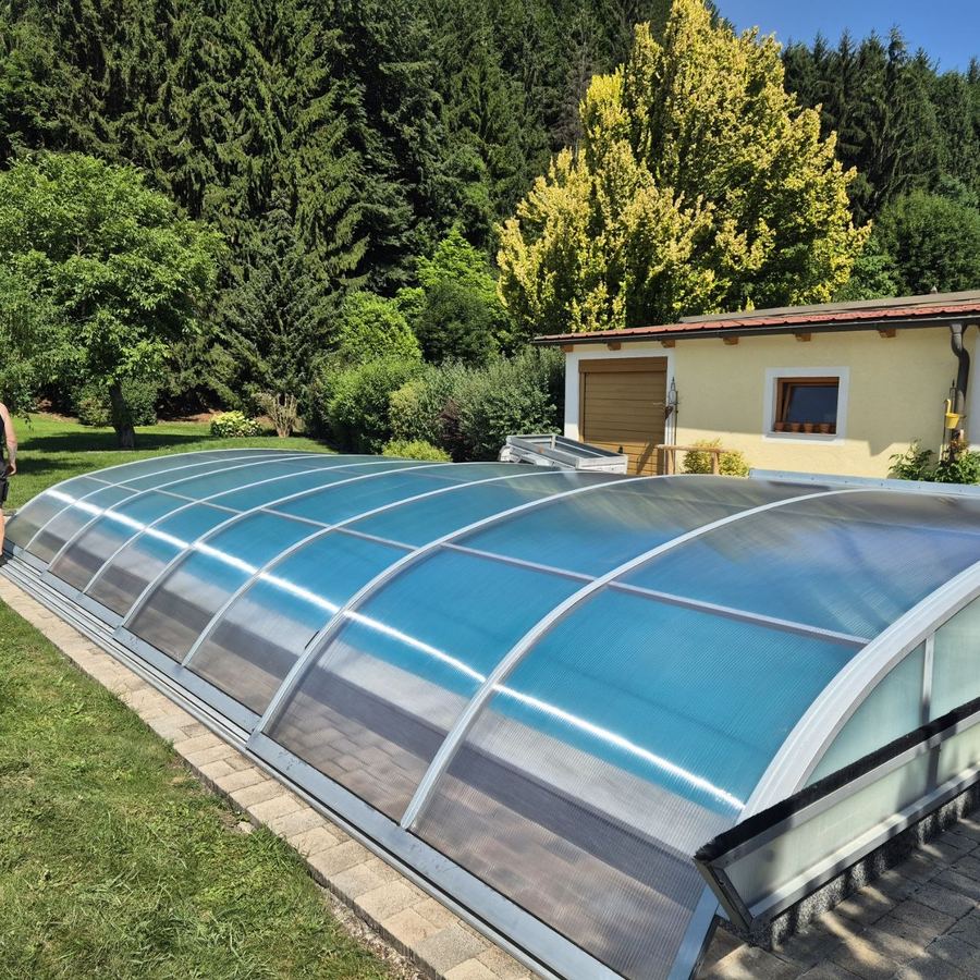 Poolüberdachung nach der Sanierung, klare Paneele