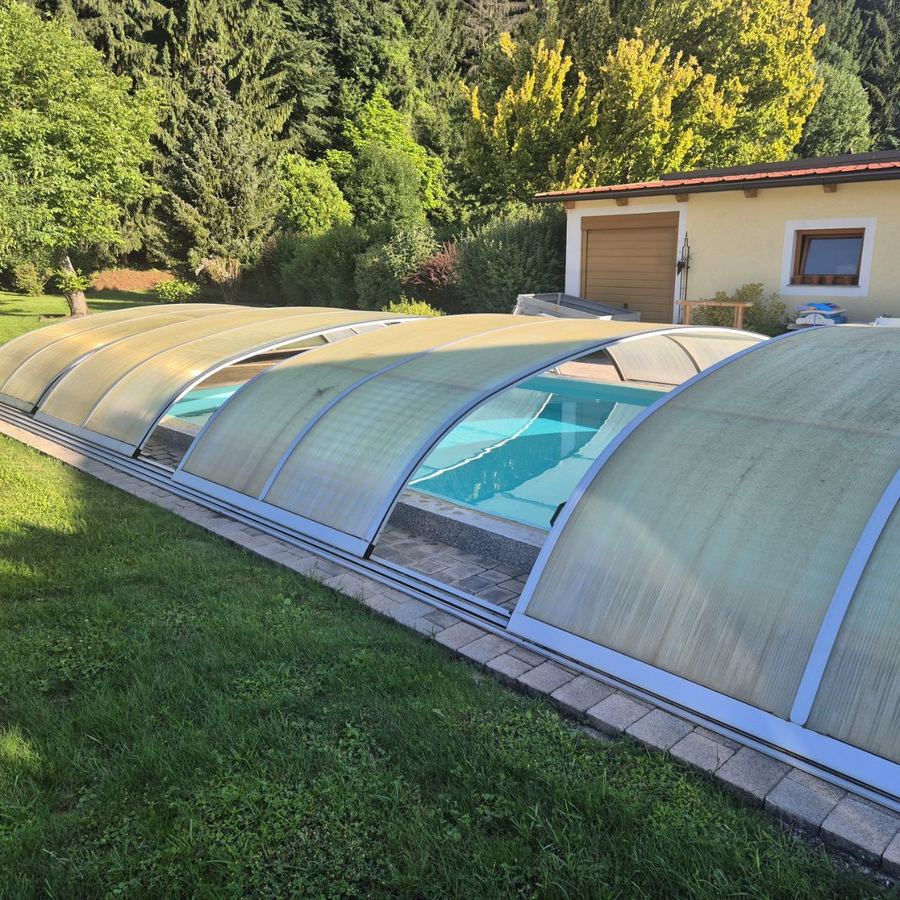 Poolüberdachung vor der Sanierung, vergilbte und verwitterte Paneele