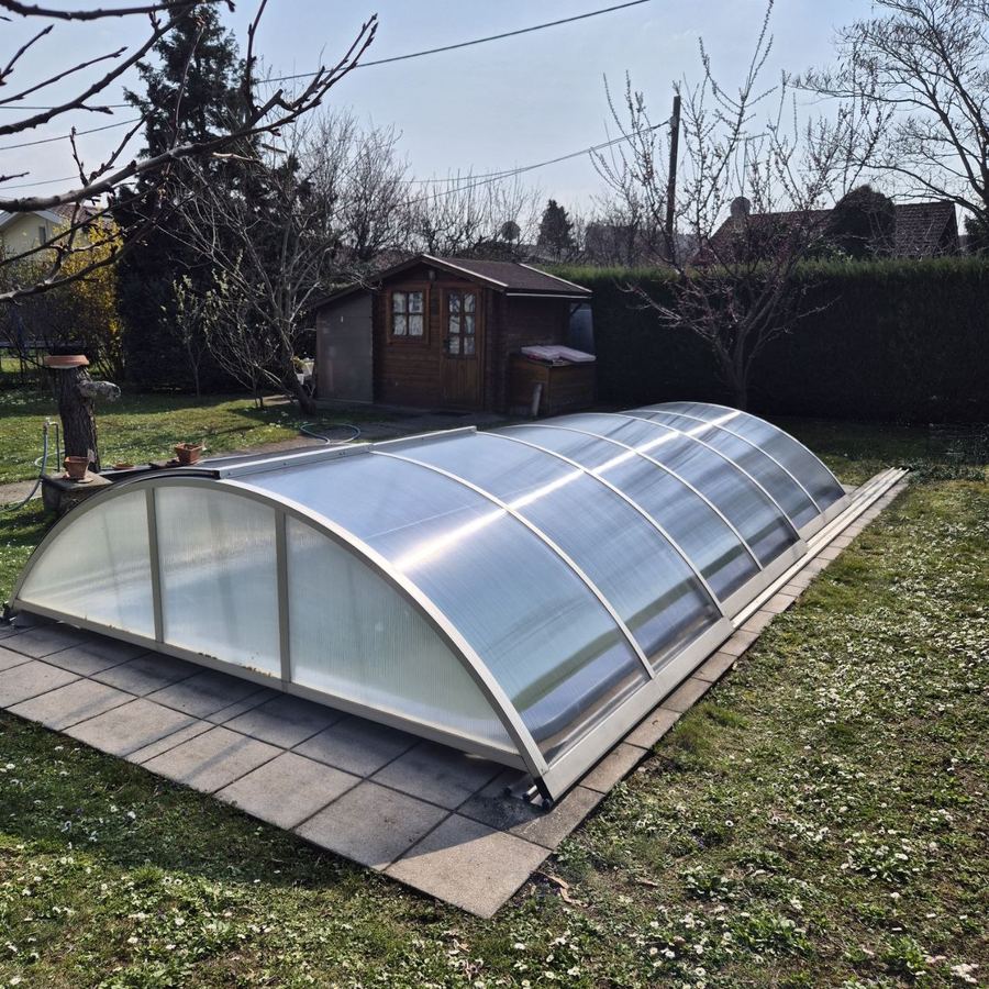 Poolüberdachung nach der Sanierung, klare Paneele