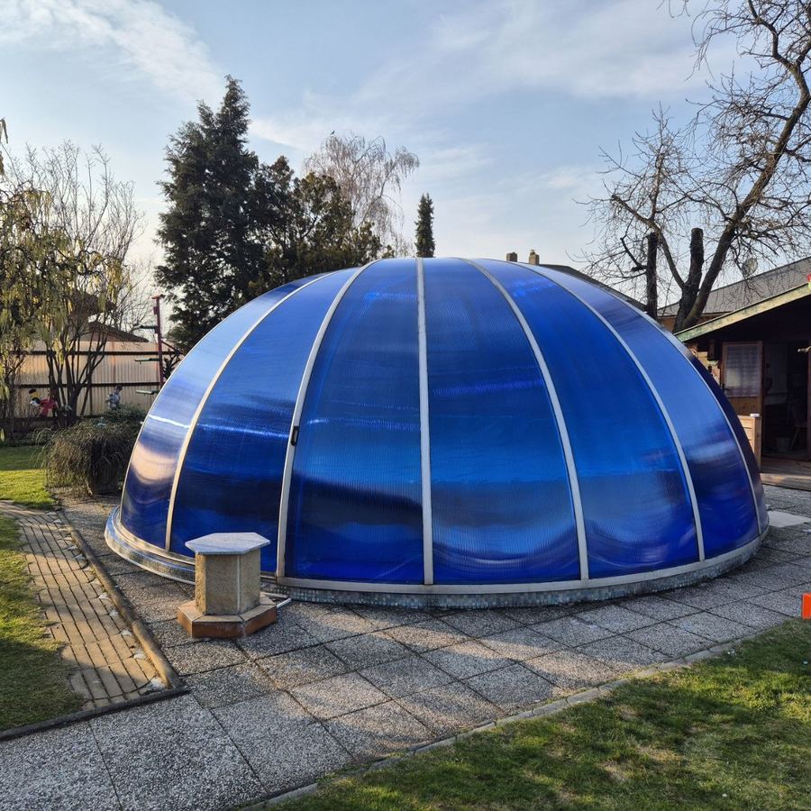 Kuppelförmige Poolüberdachung nach der Sanierung, neue blaue Paneele